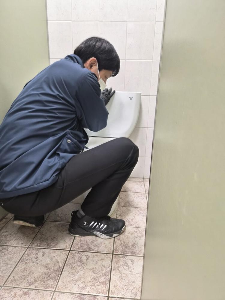 화장실 변기 앞에서 작업하는 모습
