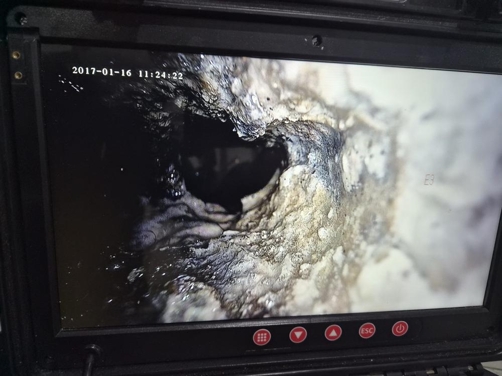 카메라 화면으로 확인한 막힌 배관 내부
